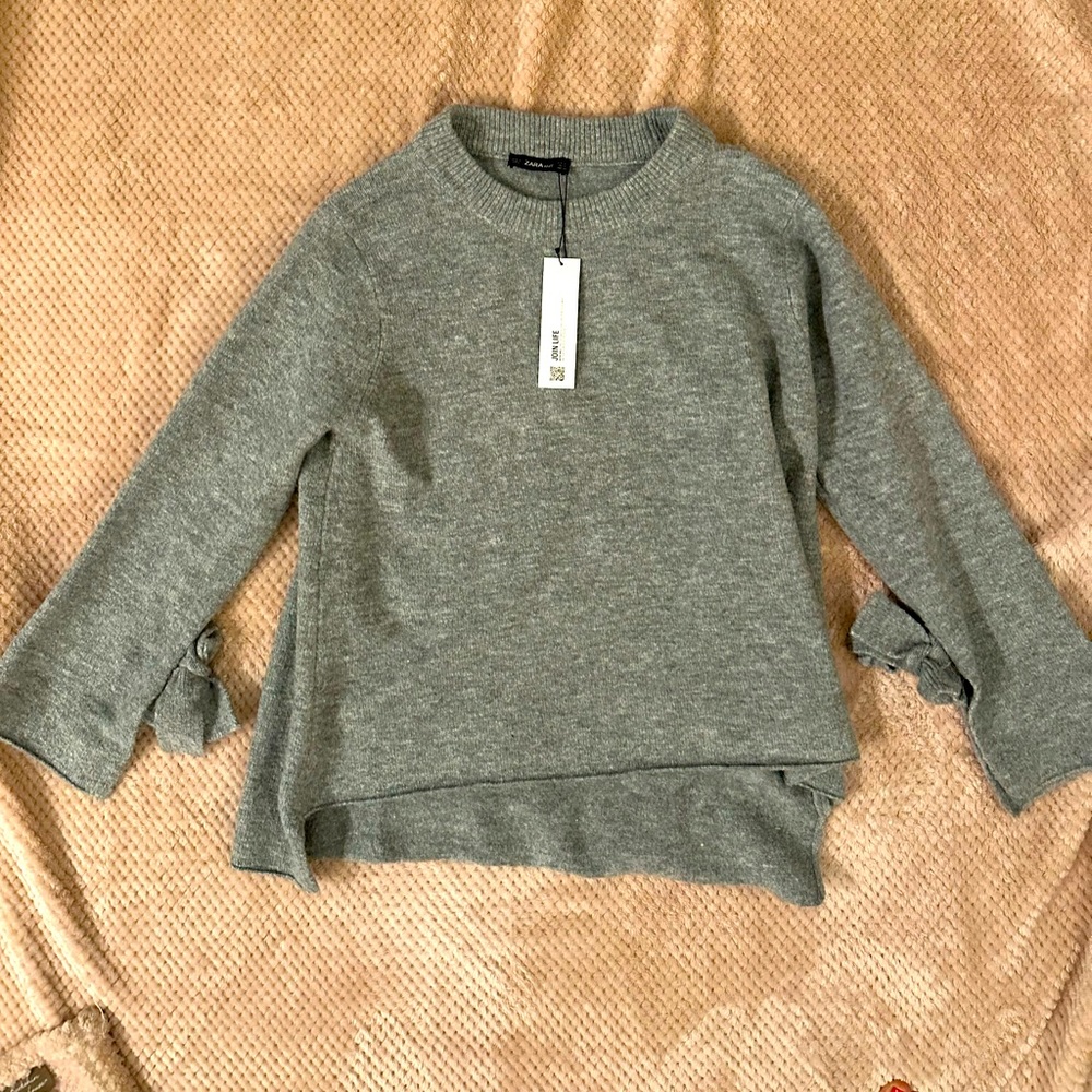 NWT Zara adorable sweater with bows on sleeve. So adorable! Size small.